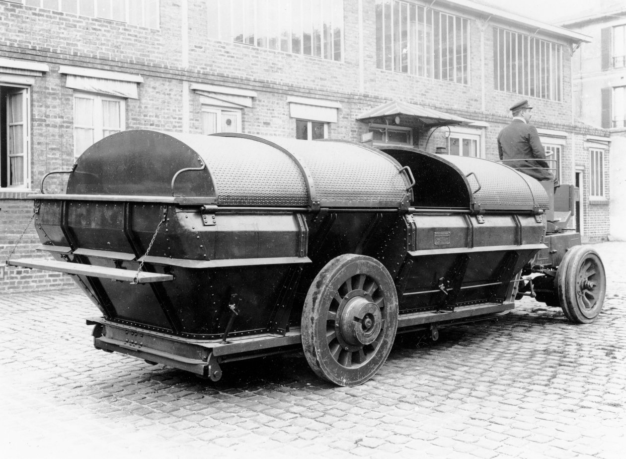 Uzavřený autodopravce pro přepravu domovního odpadu, 1912 od French Photographer