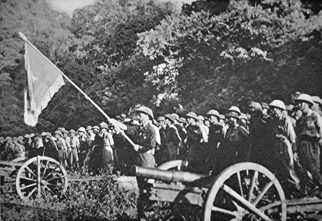 Komunistické jednotky Viet Minhu na přehlídce s lehkým polním dělostřelectvem, během obléhání Dien Bien Phu, listopad 1953-květen 1954 (barevné lito) od French Photographer