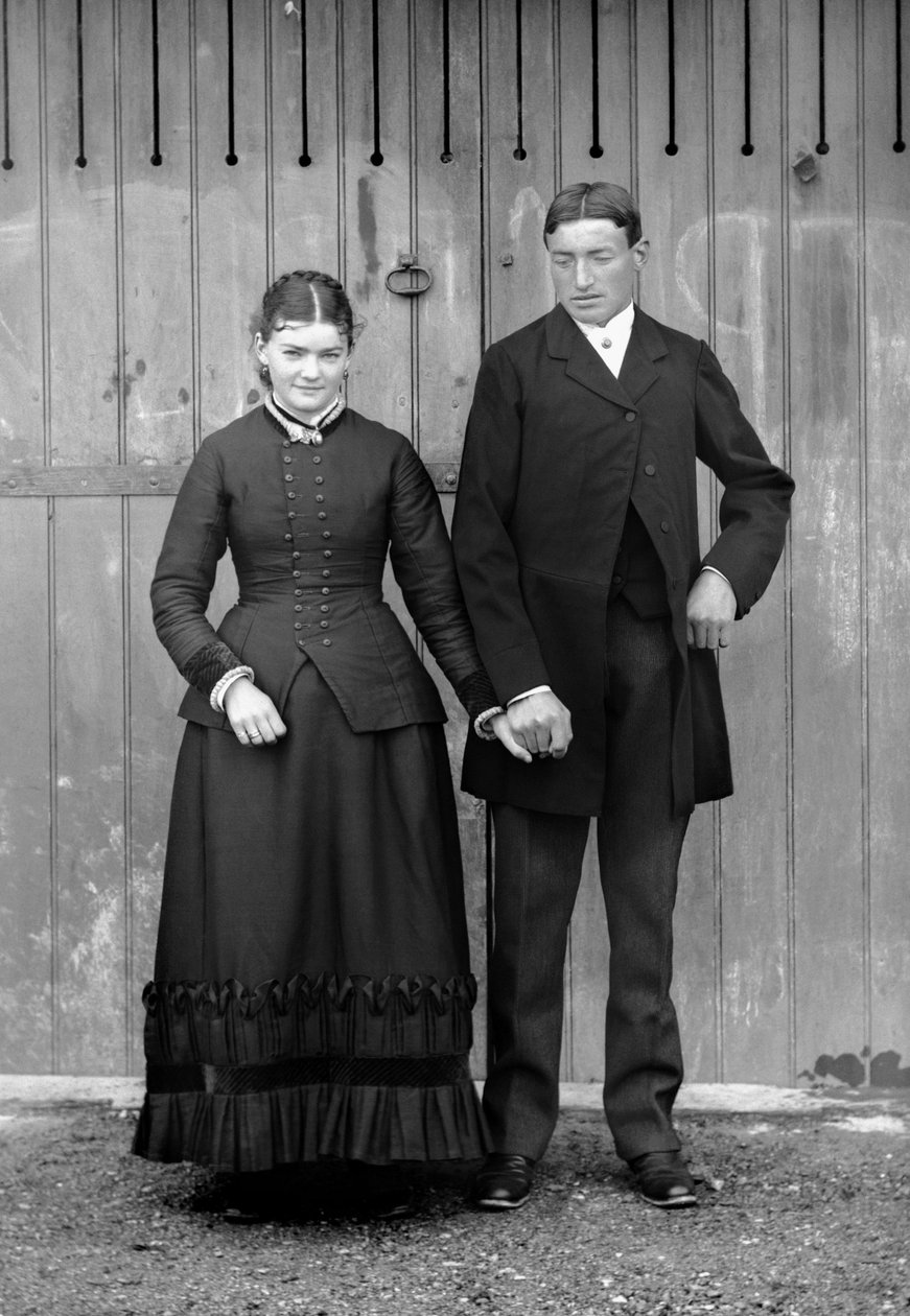 Pár v neděli na oslavu prvního přijímání svého syna poblíž Bourmont v Haute-Marne (Haute Marne), kolem roku 1880. Sbírka Ducos. od French Photographer