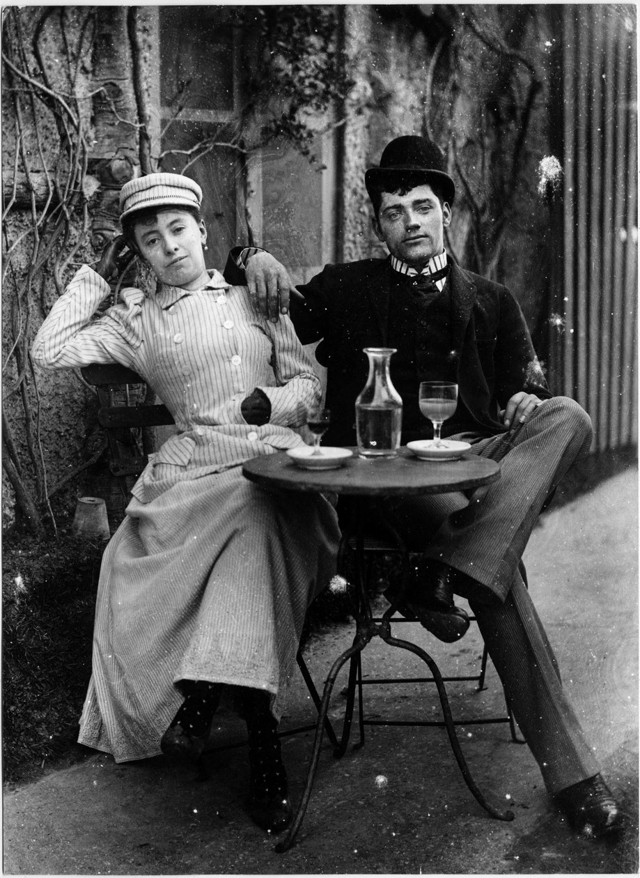 Pár na terase kavárny a pití absinthu - fotografie, cca 1890 od French Photographer