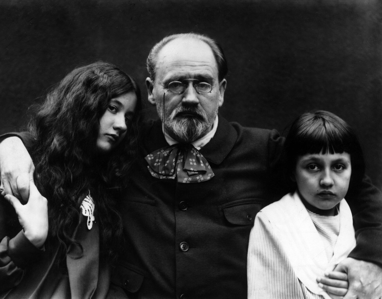 Emile Zola (1840-1902), spisovatel a francouzský novinář, v zahradě Verneuil-sur-Seine (Yvelines) se svými dětmi Denise a Jacques. - Emile Zola (1840-1902), francouzský spisovatel a novinář, ve svém domě Verneuil-sur-Seine (Yvelines) a jeho ch od French Photographer