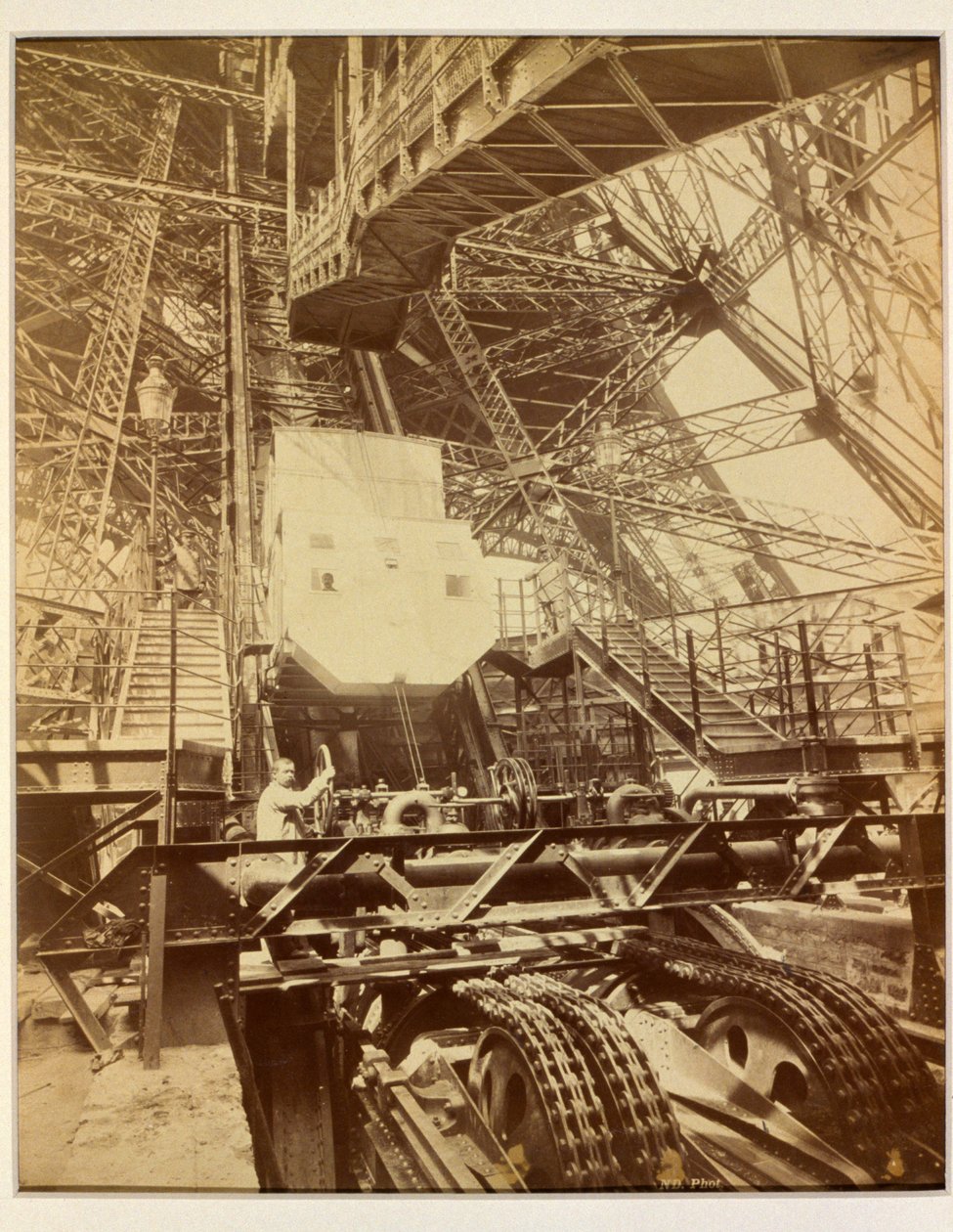 Zařízení pro provoz výtahového systému na Eiffelově věži, c.1888 od French Photographer