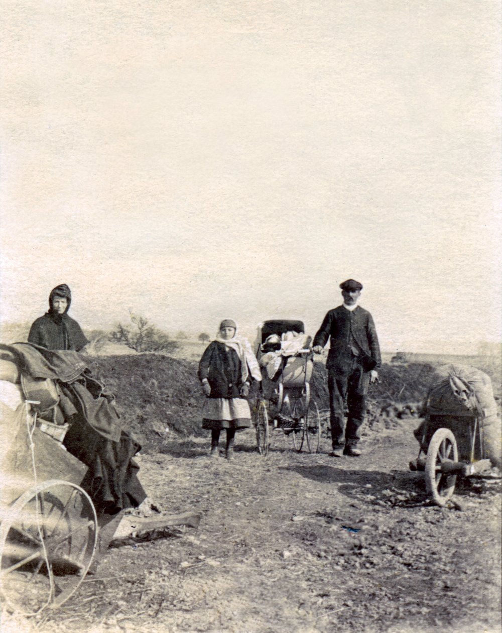 Exodus rolnické rodiny prchající před boji u Boulogne-la-Grasse od French Photographer