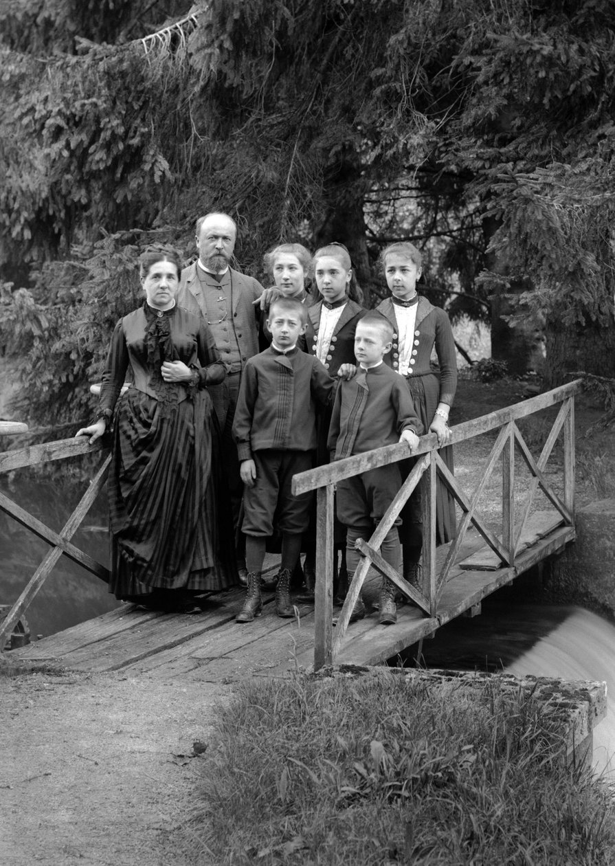 Rodina městských obyvatel, pózující ve své zahradě, poblíž Bourmont v Haute-Marne (Haute Marne), cca 1880. Fotografie. Kolekce Ducos. od French Photographer