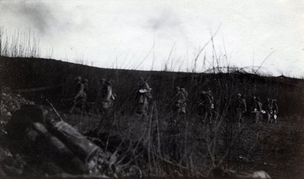 První světová válka (1914-1918): skupina vojáků pochodující na Rocour (Saint Quentin) (Aisne) od French Photographer