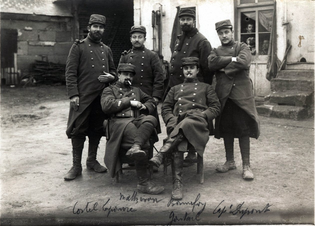 První světová válka (1914-1918): telefonisté a sekretáři generálního štábu plukovníka Debenedettiho (?) farma Laroque u Roye sur Matz (Roye-sur-Matz, Oise). března 1915 od French Photographer