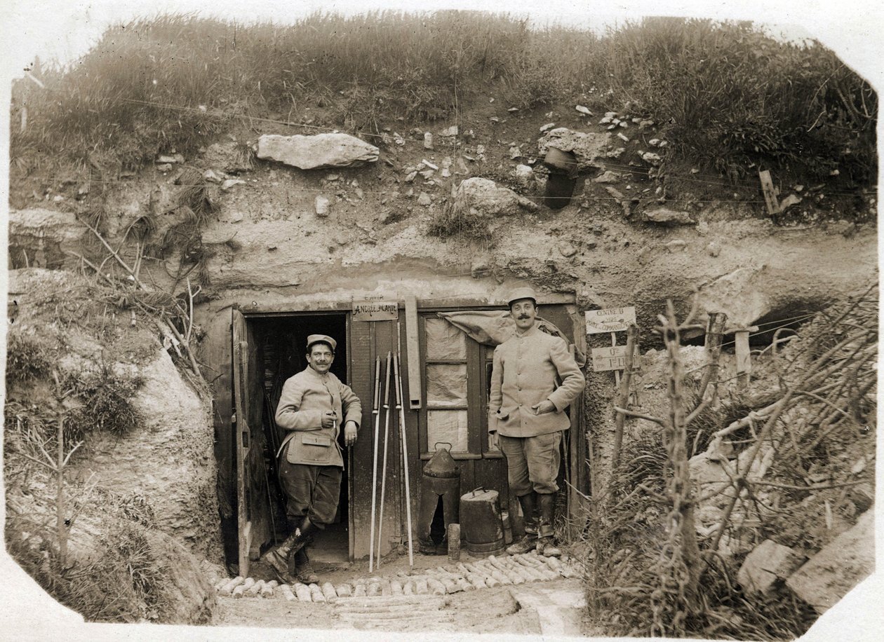 První světová válka (1914-1918): velitelské stanoviště poručíka De Benedettiho, tajemníka vlevo, praporčíka vpravo. Mezi nimi spojuje signály, periskop, torpéda. 05/1916 od French Photographer