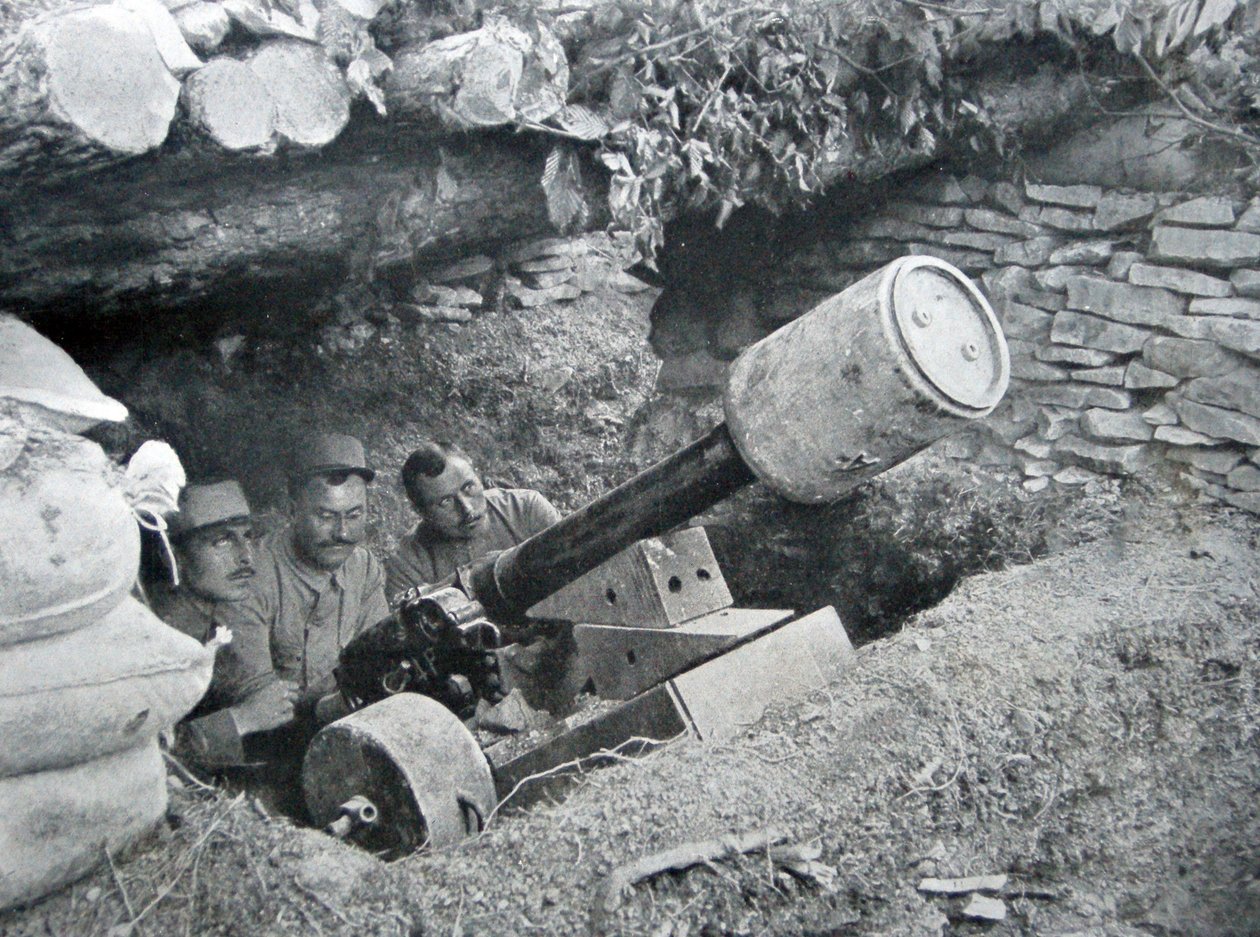 Francouzské dělo 48 používané k odpalování pozemních min, 1915 od French Photographer