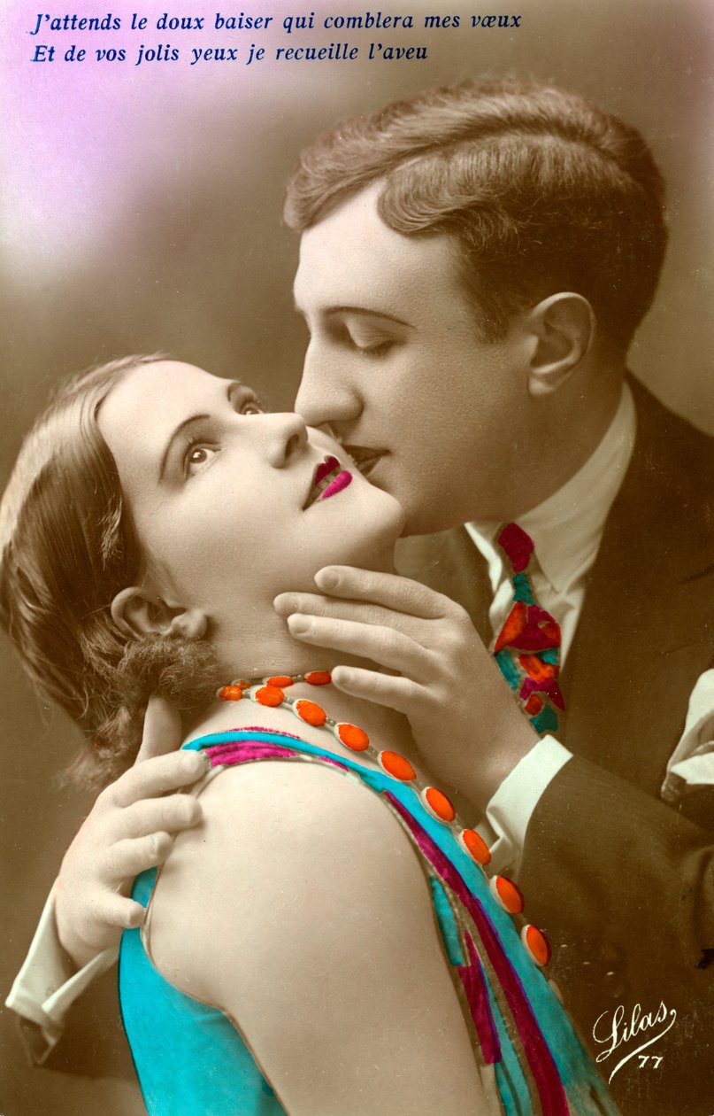 French Couple Kissing, cca 1920 (ručně kolorovaný stříbrný tisk) od French Photographer