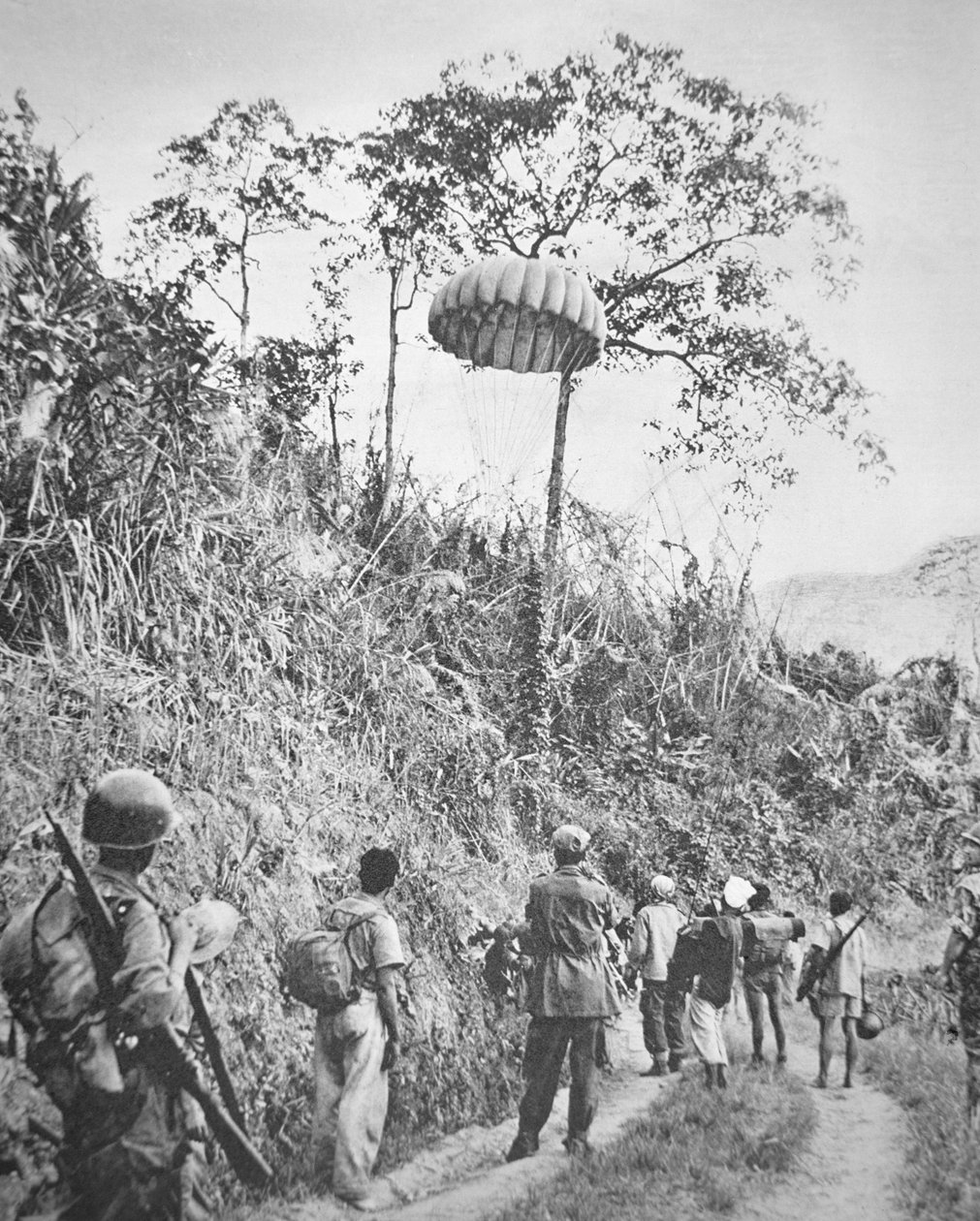 Francouzští a vietnamští vojáci obnovili zásoby, které jim přistály na padácích během obléhání Dien Bien Phu, listopad 1953-květen 1954 (čb foto) od French Photographer
