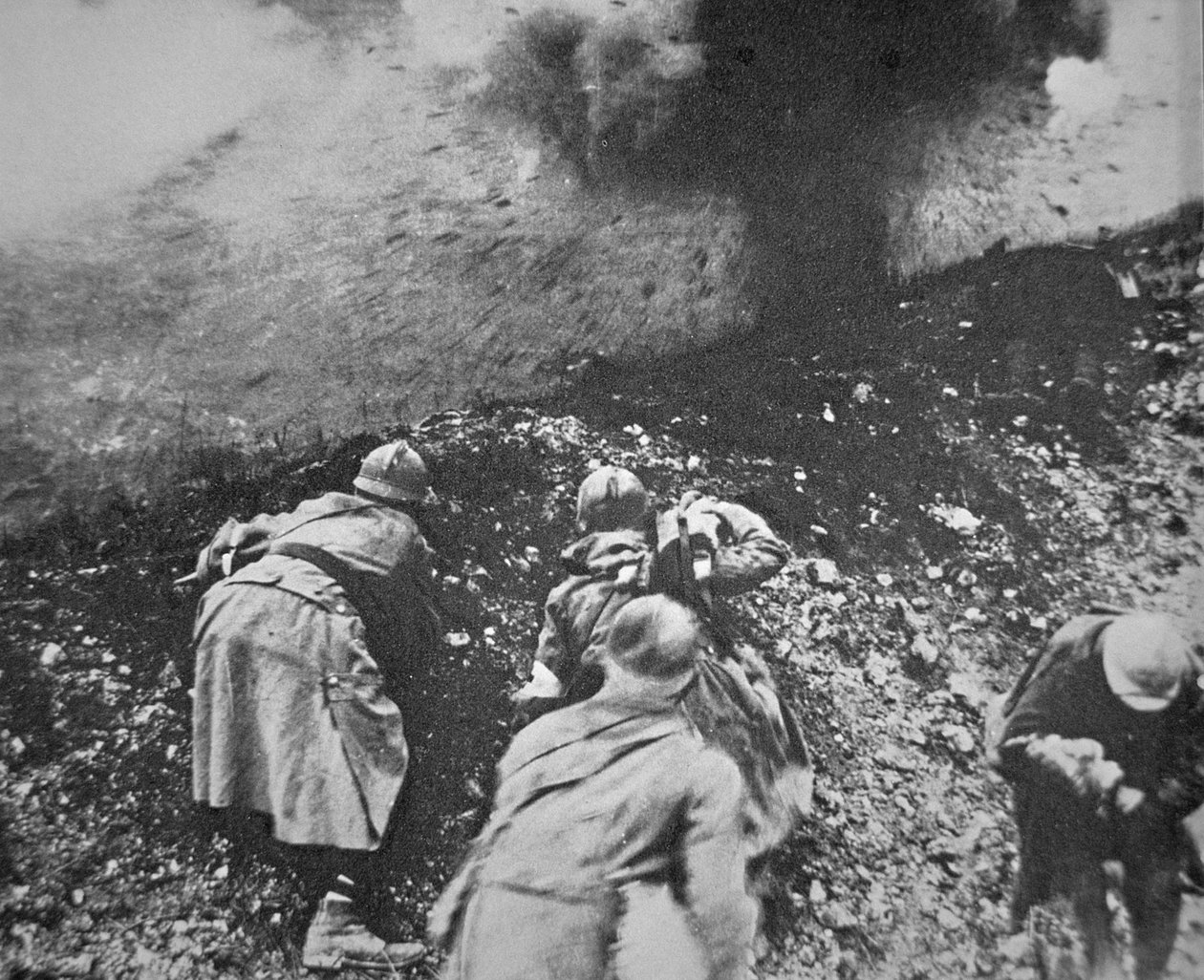 Francouzská pěchota pod palbou německého dělostřelectva během bitvy u Verdunu od French Photographer