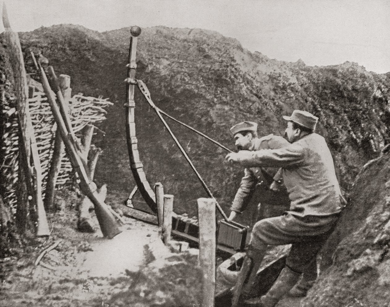 Francouzští vojáci používající katapult k házení bomb během první světové války, z The Illustrated War News, 1915 od French Photographer