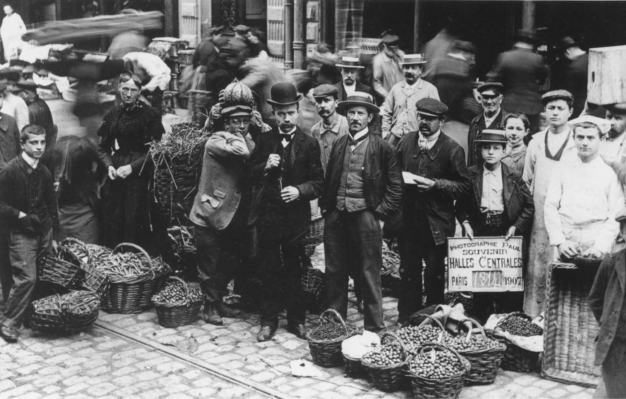 Zahradníci na trhu Les Halles, Paříž, 1907 od French Photographer