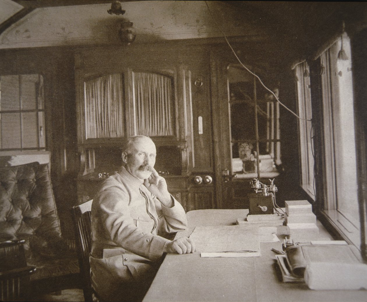 Generál Pétain ve svém velitelství železničních vagonů během bitvy u Verdunu, únor-prosinec 1916 (čb foto) od French Photographer