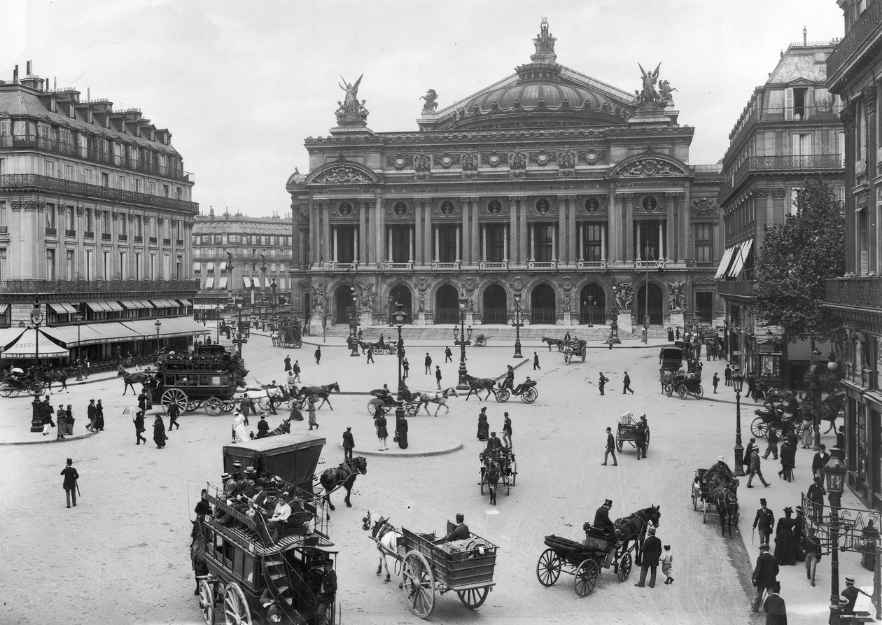 Celkový pohled na pařížskou operu, konec 19. století od French Photographer