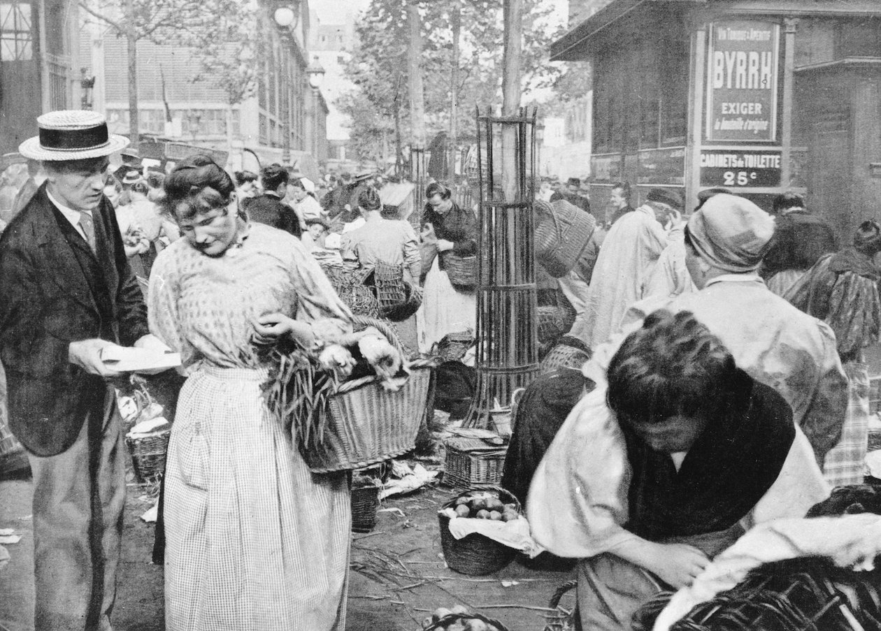 Hawker mezi kupujícími a prodávajícími, Les Halles, Paříž, 1896 od French Photographer