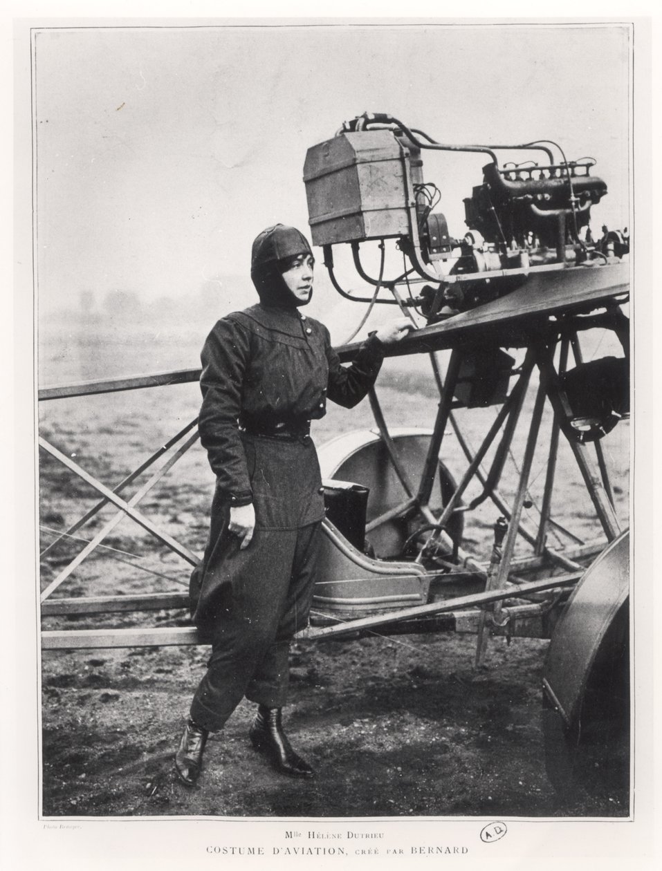 Helene Dutrieu (1877-1961) stojící u letadla, před rokem 1914 od French Photographer