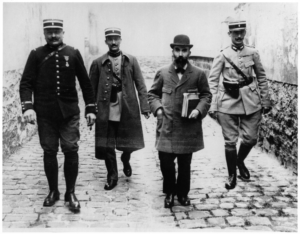 Henri Desire Landru (1869-1922) se třemi policisty, kolem roku 1919 od French Photographer