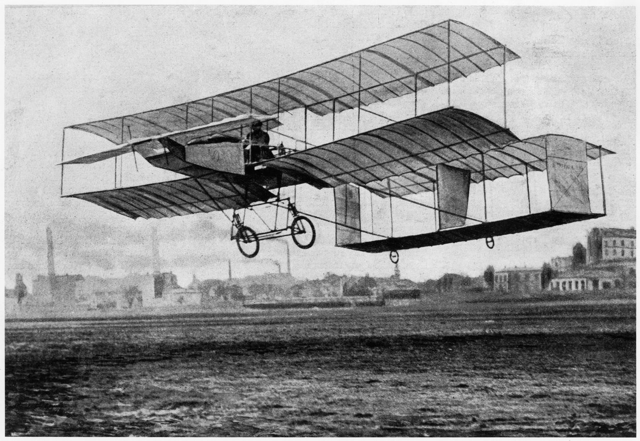 Henri Farman (1874-1958) v Issy-les-Moulineaux ve svém letadle Voisin-Farman 1, 1907 (fotolitho) od French Photographer