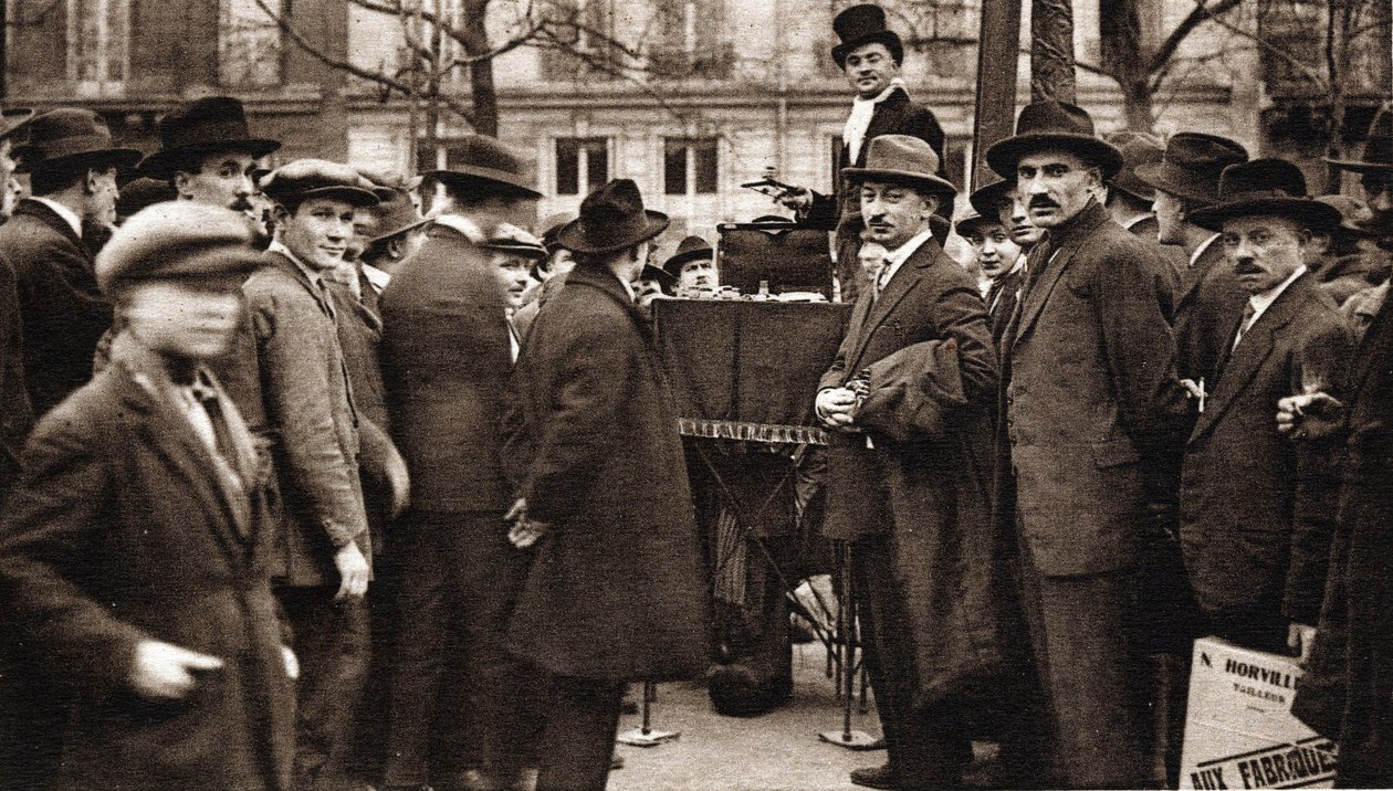 Les petits metiers de Paris: le camelot du boulevard. od French Photographer