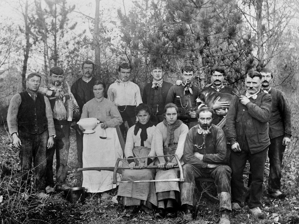 Dřevorubecký tábor s jejich rodinou, oblast Chaumont, Haute Marne, cca 1880. Sbírka Ducos. od French Photographer