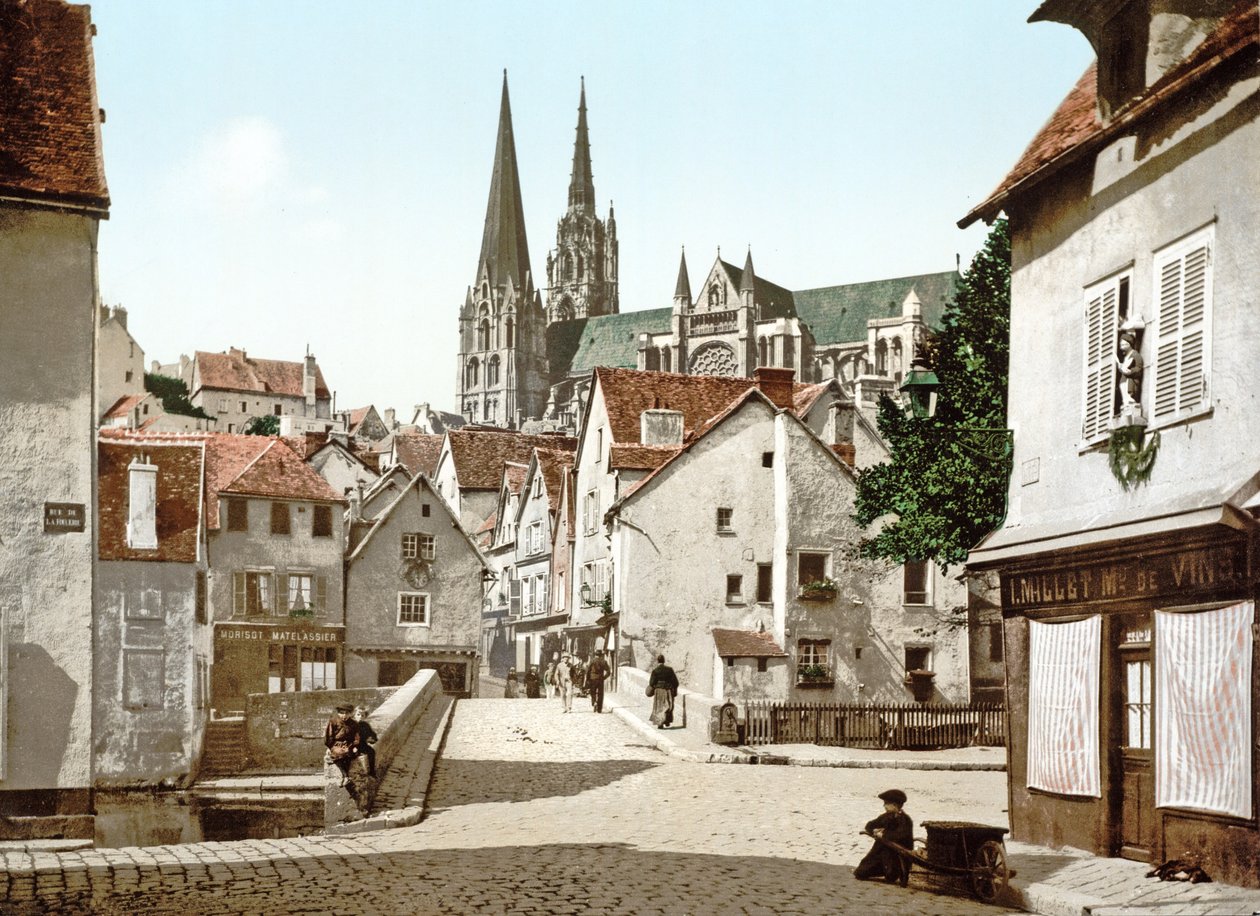 Při pohledu na ulici v Chartres s katedrálou v pozadí, 1890-1900 od French Photographer