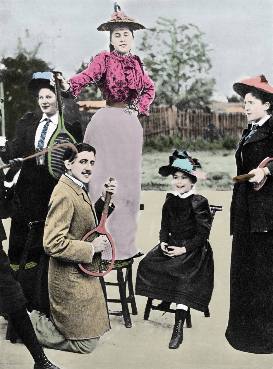 Marcel Proust francouzský spisovatel uprostřed skupiny mladých žen hrajících na kytaru na tenisové raketě na tenisovém bulváru Bineau v Paříži, 1892 od French Photographer