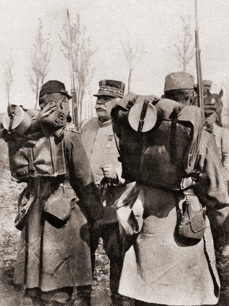 Maršál Joseph Jacques Césaire Joffre kontroluje své jednotky, z The Illustrated War News, 1915 od French Photographer
