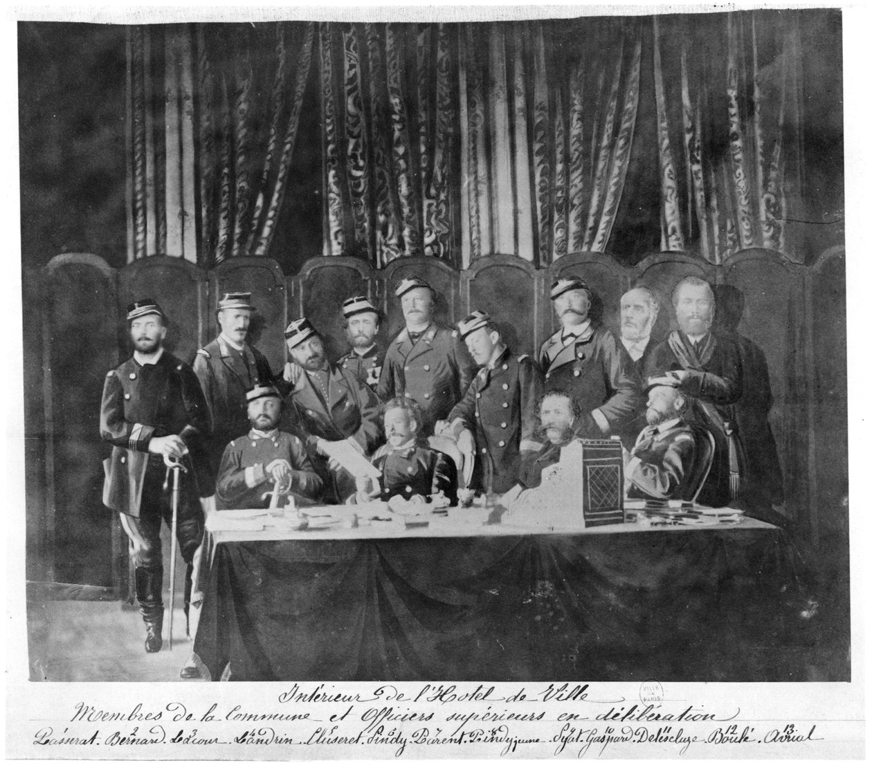 Členové komuny v Hotel de Ville v Paříži a poradní polní důstojníci, 1871 od French Photographer