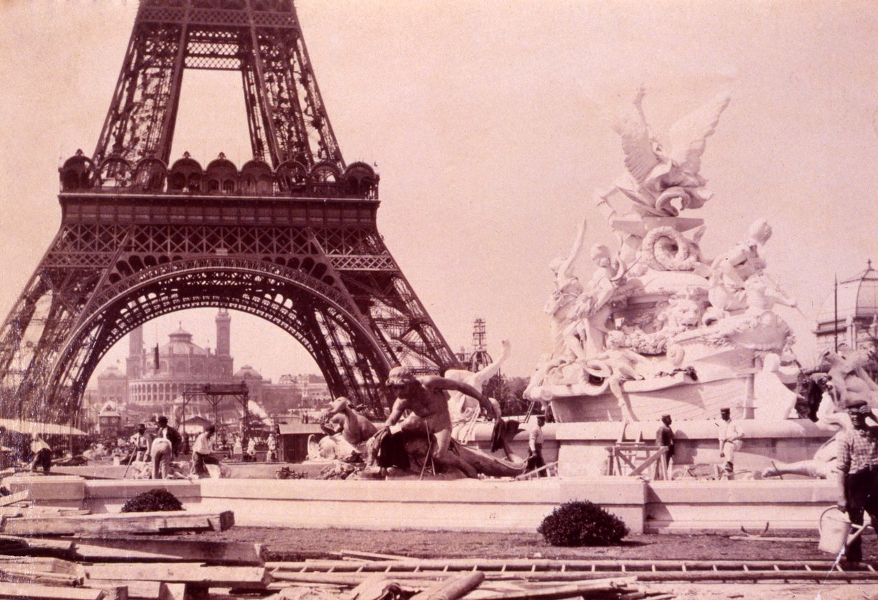 Muži staví fontánu St. Vidal poblíž Eiffelovy věže, c.1888 od French Photographer