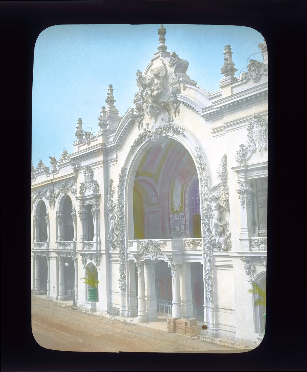 Pařížská expozice: Palác dekorativních umění, Paříž, Francie, 1900 (sklíčko s lucernou) od French Photographer