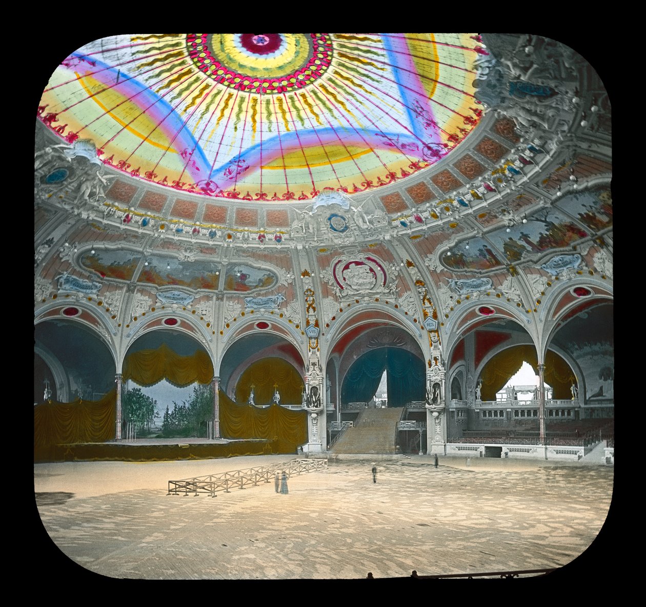 Pařížská expozice: Salle des Fetes, 1900 (sklíčko s lucernou) od French Photographer