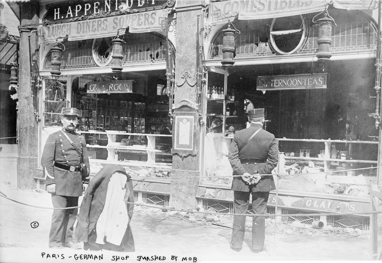 Paříž, německý obchod rozbitý davem, 1914 od French Photographer