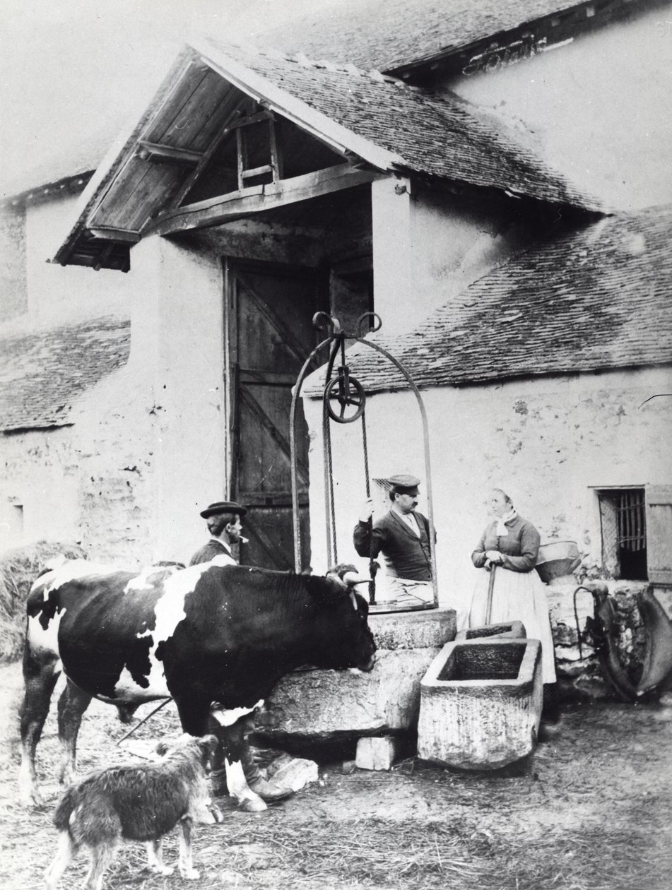 Rolníci kolem studny, na hospodářském dvoře, kolem 1860-70 (čb foto) od French Photographer
