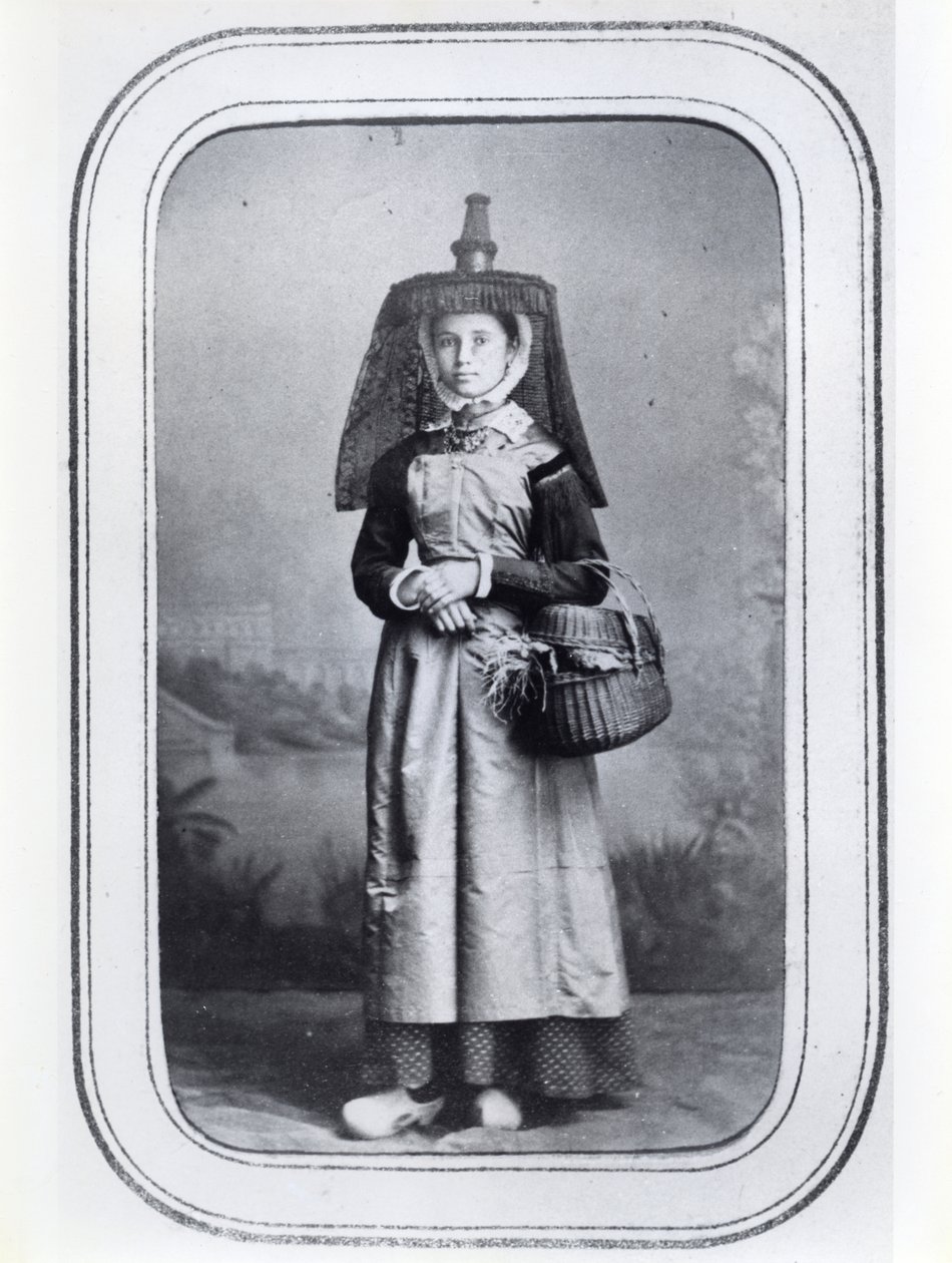Fotografická vizitka zobrazující francouzský regionální kroj, cca 1860-70 (černobílá fotografie) od French Photographer