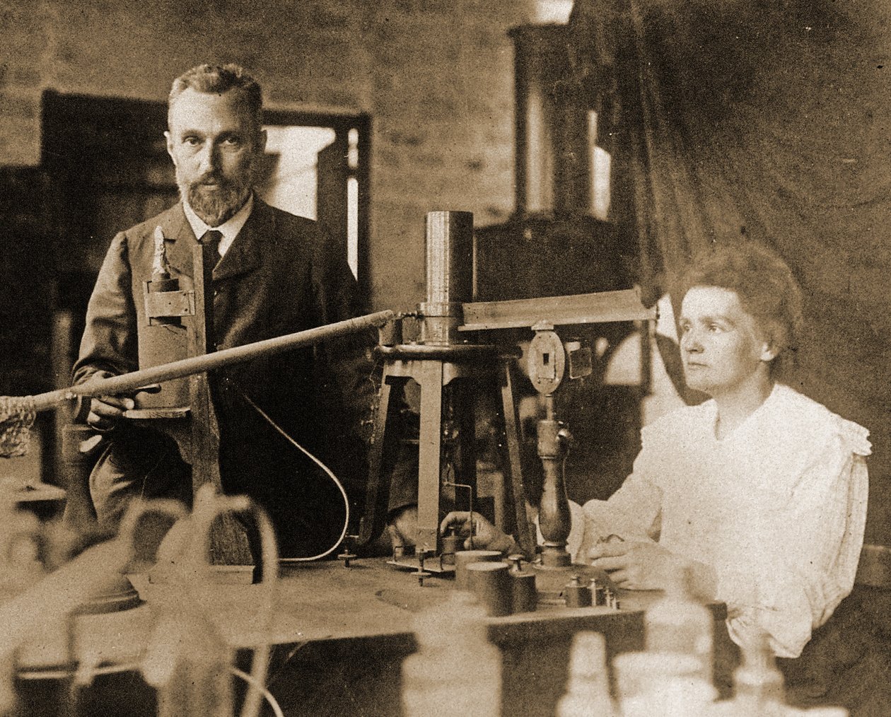 Pierre a Marie Curie v laboratoři od French Photographer