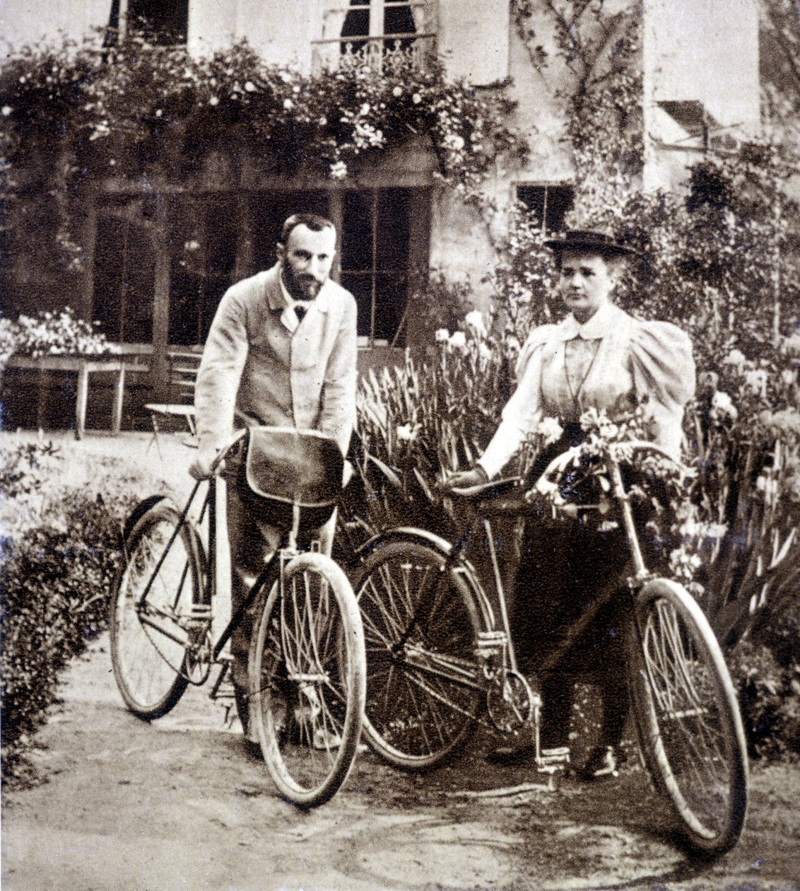 Pierre a Marie Curie ve své zahradě 1895 od French Photographer