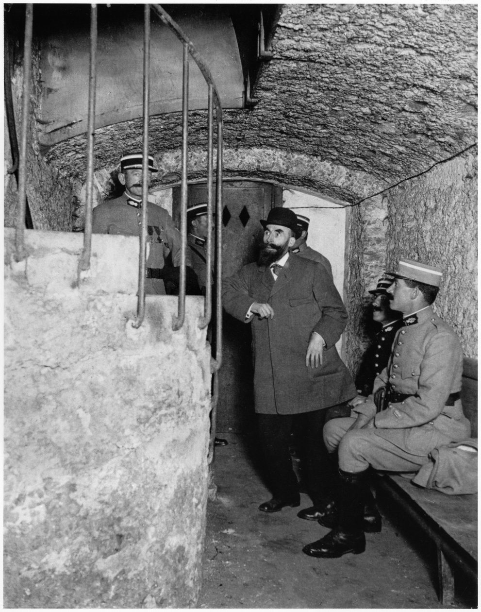 Policisté prohledávají sklep Henri Desire Landru (1869-1922) kolem roku 1919-20 od French Photographer