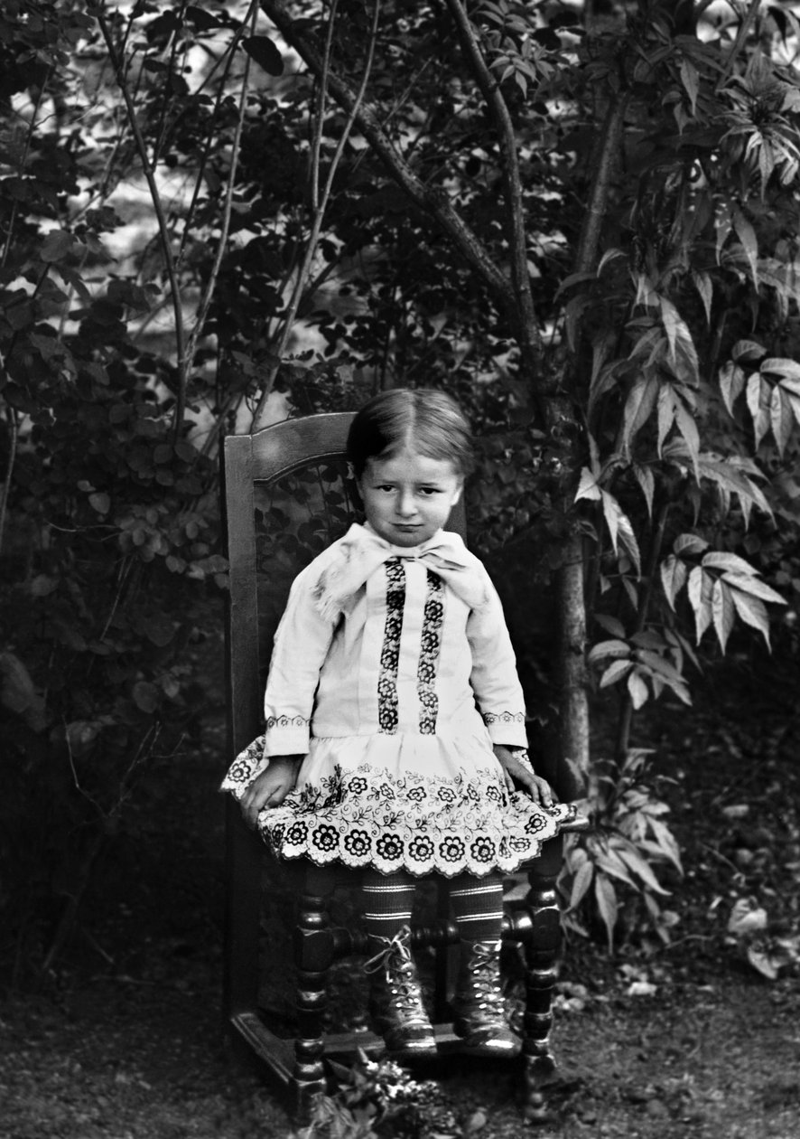 Portrét malé holčičky z Bourmontu v Haute Marne, sedící v zahradě opatství Septfontaines. Fotografie konce 19. století. Kolekce Ducos. od French Photographer