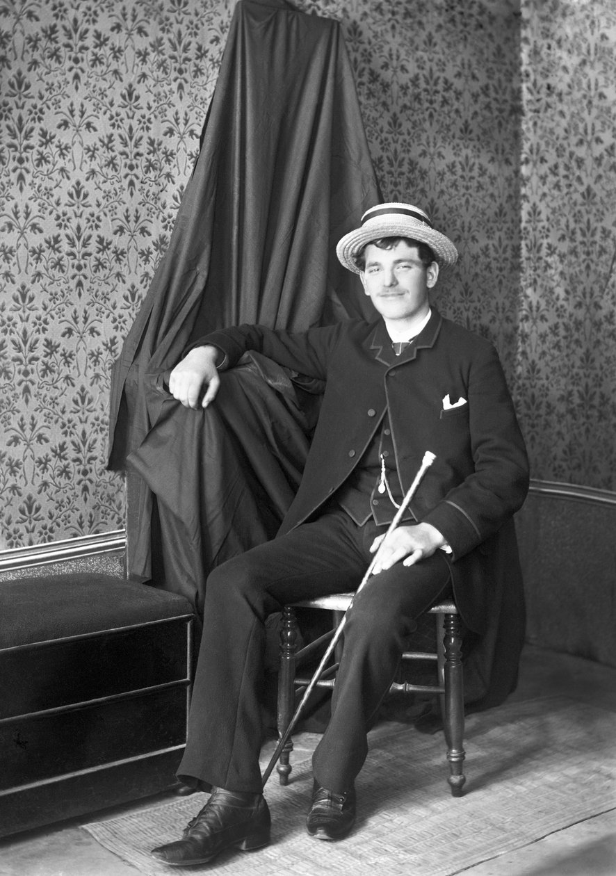 Portrét mladého muže, čelenka kanoisty, pózující v opatství Septfontaines poblíž Bourmont en Haute Marne. Fotografie konce 19. století. Kolekce Ducos. od French Photographer