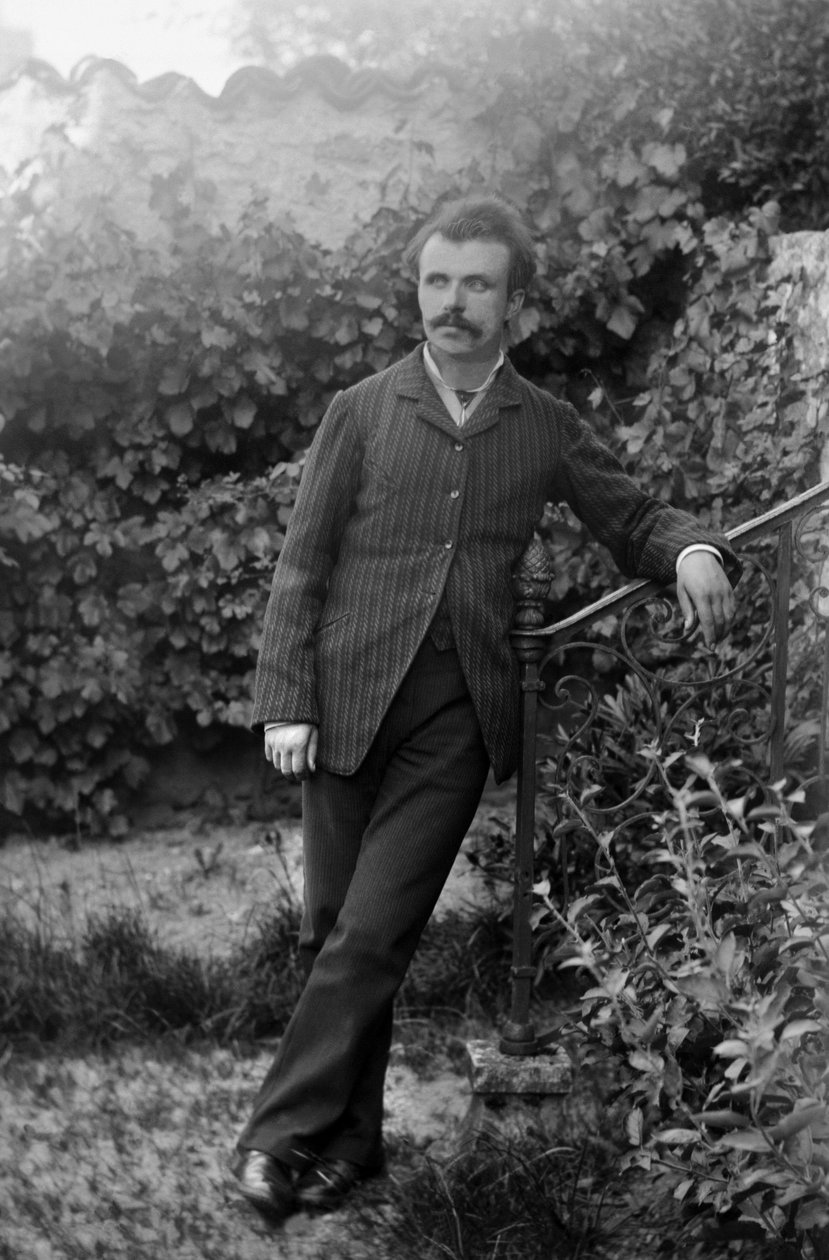 Portrét mladého muže, v zahradě opatství Septfontaines, poblíž Bourmont en Haute Marne. Fotografie konce 19. století. Kolekce Ducos. od French Photographer