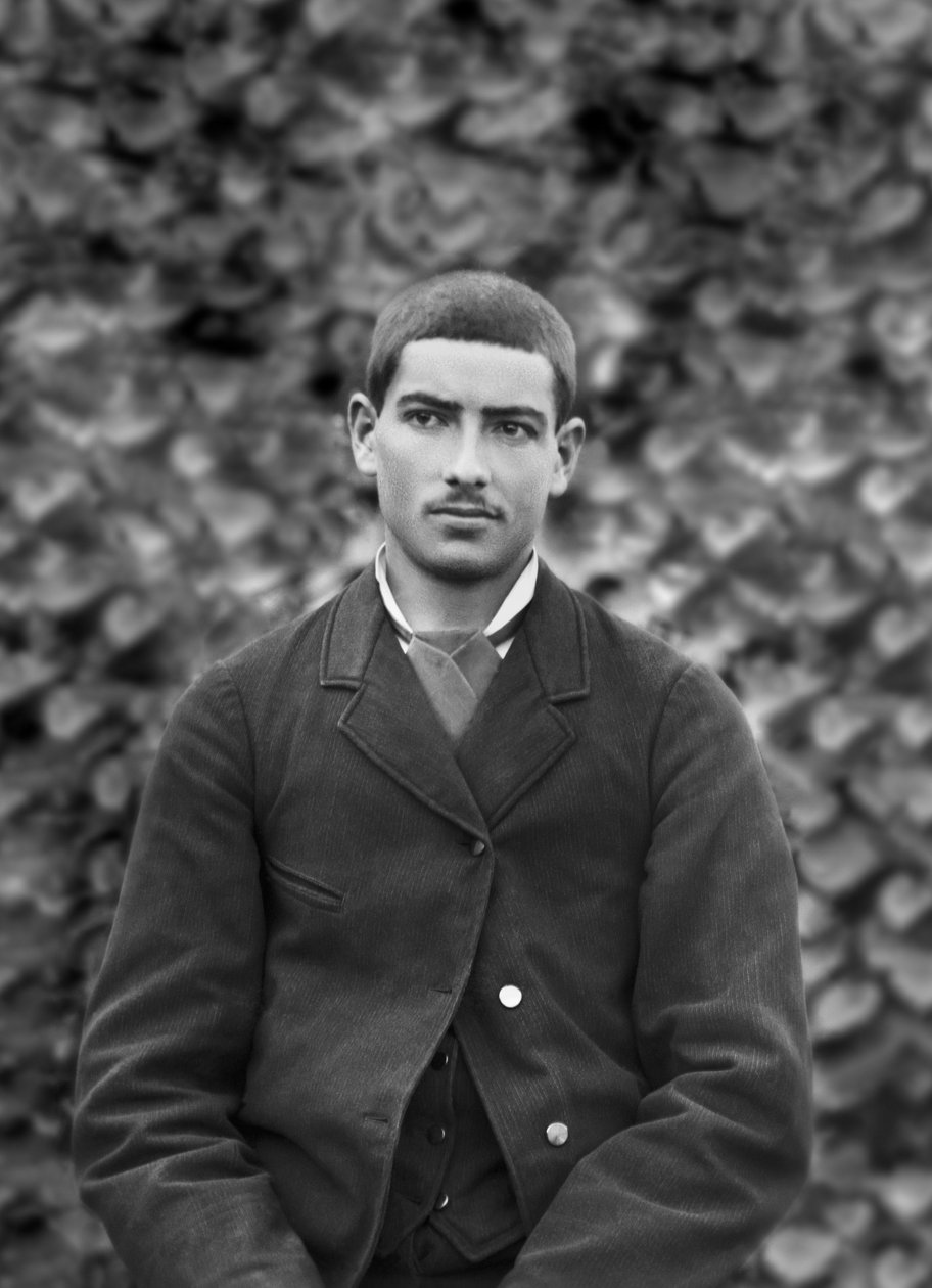 Portrét mladého muže, v zahradě opatství Septfontaines, poblíž Bourmont en Haute Marne. Fotografie konce 19. století. Kolekce Ducos. od French Photographer