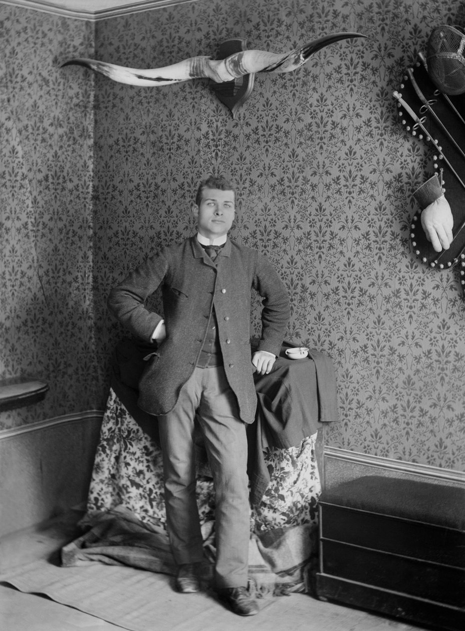 Portrét mladého muže, pózujícího v opatství Septfontaines, poblíž Bourmont en Haute Marne. Fotografie konce 19. století. Kolekce Ducos. od French Photographer