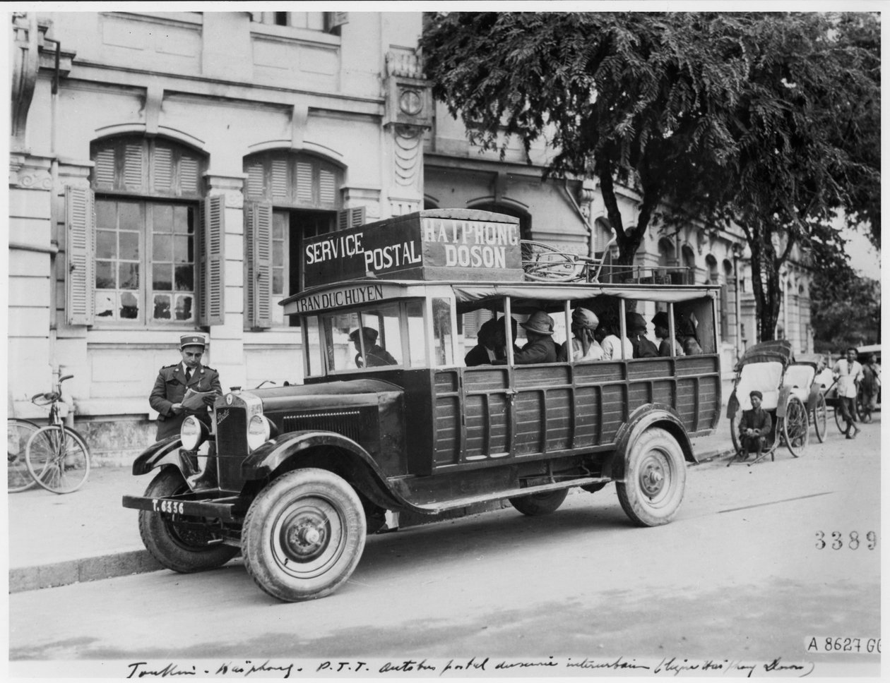 Poštovní autobus v Haiphong, kolem roku 1920 od French Photographer