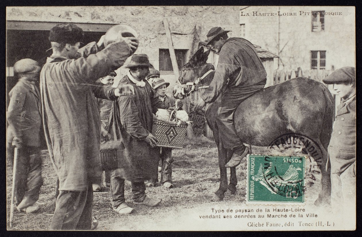 Pohlednice zobrazující farmáře v Haute-Loire prodávajícího jídlo na trhu, kolem roku 1900 od French Photographer