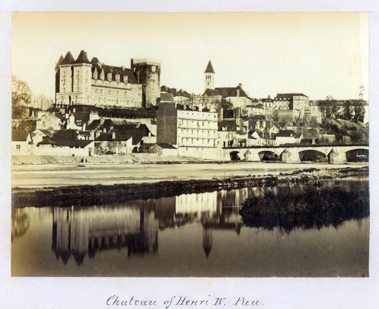Pohlednice zachycující královský hrad Pau, kde se 13. prosince 1553 narodil francouzský a navarrský král Jindřich IV., cca 1900 od French Photographer