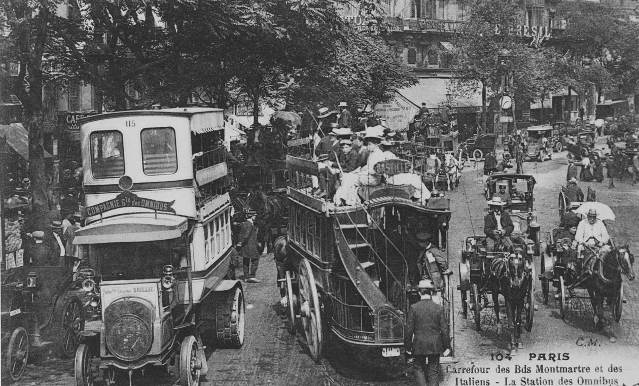 Pohlednice zobrazující omnibusovou stanici na křižovatce Boulevard Montmartre a Boulevard des Italiens, Paříž, 1905-10 od French Photographer
