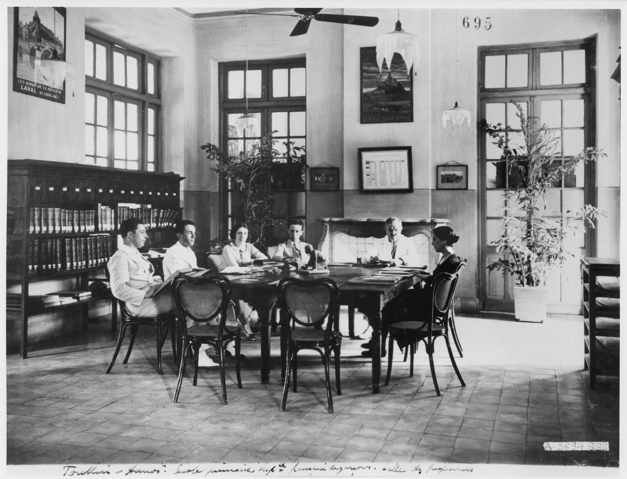 Základní škola pro chlapce v Hanoji, kolem roku 1920 od French Photographer