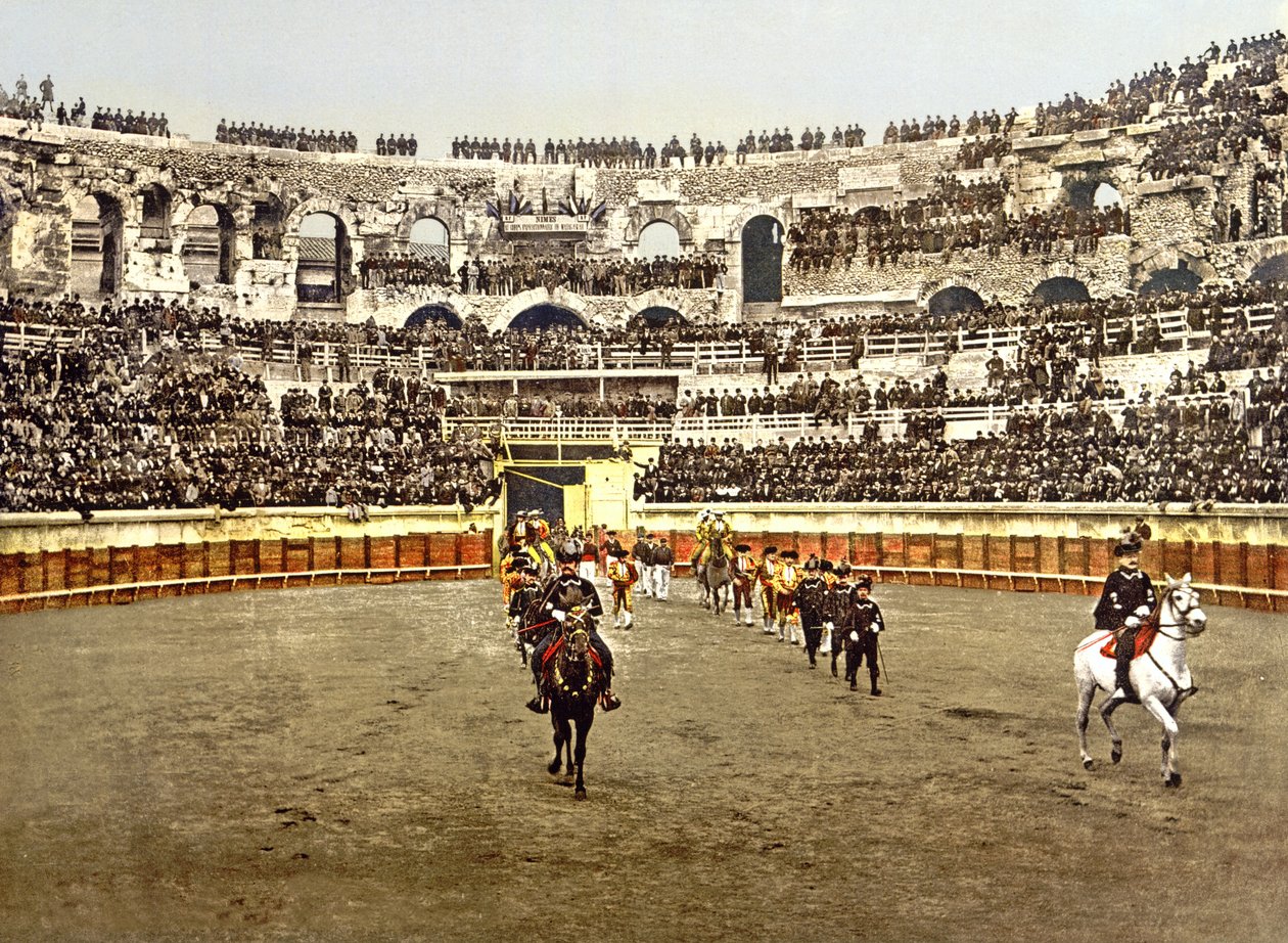 Průvod matadorů v amfiteátru v Nîmes, 1890-1900 od French Photographer