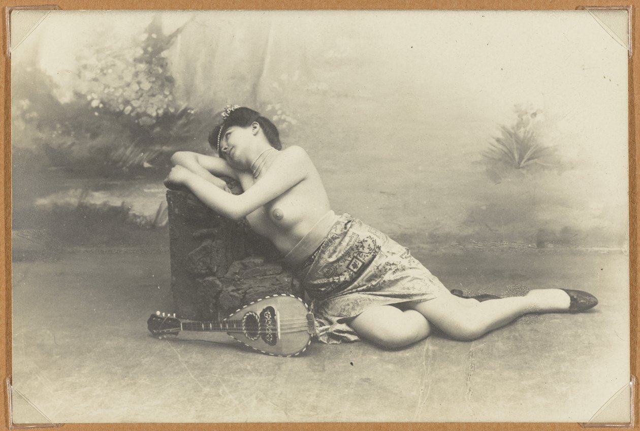 Ležící žena s mandolínou, cca 1895 (želatinový stříbrný tisk) od French Photographer